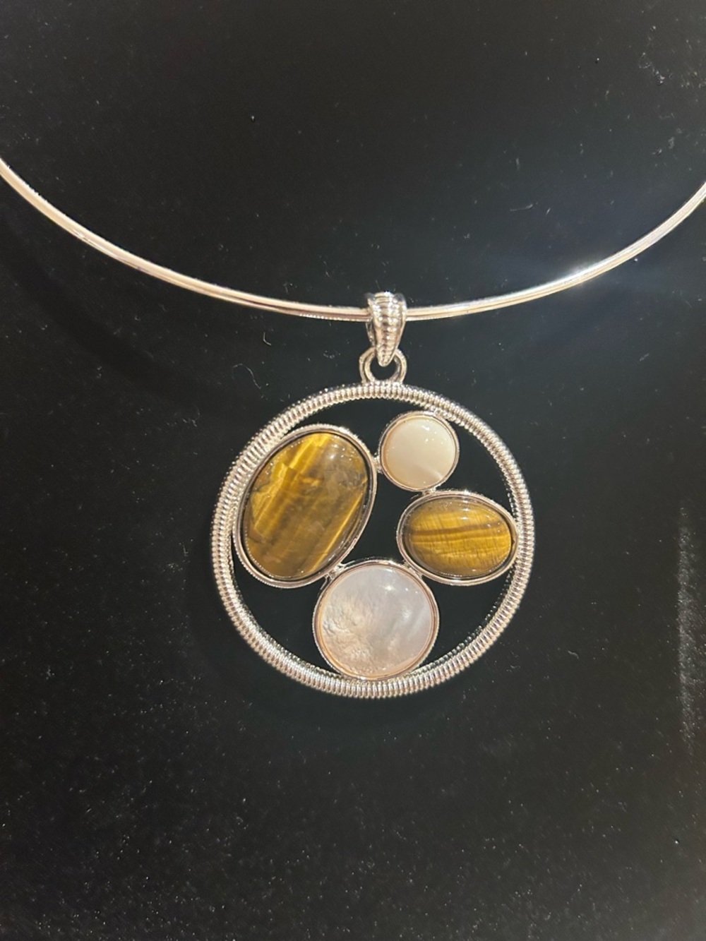 Signed Joan Rivers Gold Tone Tiger's Eye & White Cabochon Pendant Wire Necklace - Picture 3 of 8